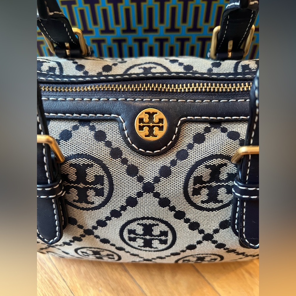 Tory Burch Navy T Monogram Jacquard Barrel Bag - Picture 4 of 15